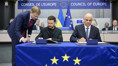 Ukrainas prezidents Volodimirs Zelenskis un Eiropas Padomes ģenerālsekretārs Alens Bersets paraksta Līgumu par Īpašā tribunāla agresijas noziegumam pret Ukrainu izveidošanu