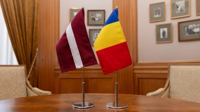 Latvijas un Rumānijas karogi