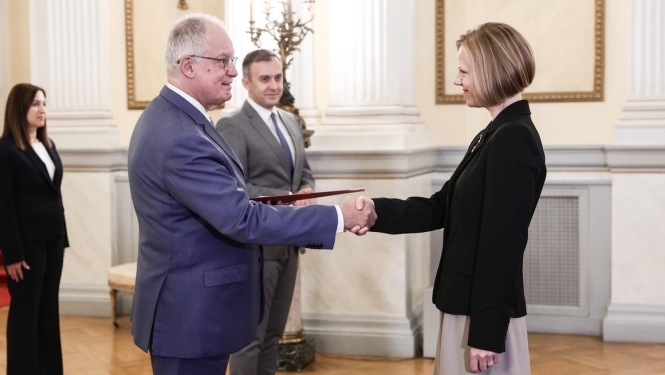 Ieva Cēsniece iesniedz akreditācijas vēstuli Grieķijas prezidentam Konstantinam Tasulam