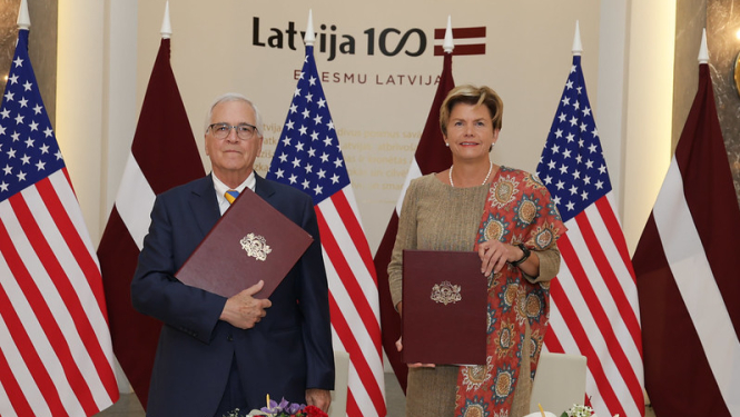 2025. gada 4. septembrī ārlietu ministre Baiba Braže un Stenforda Universitātes Bibliotēku (Stanford University Libraries) vadītājs Maikls Kellers (Michael A. Keller) parakstīja saprašanās memorandu