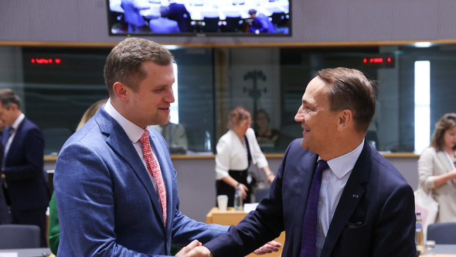 Artjoms Uršuļskis un Radosław Sikorski