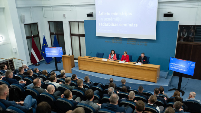 Ārlietu ministre Baiba Braže uzrunā seminara dalībniekus