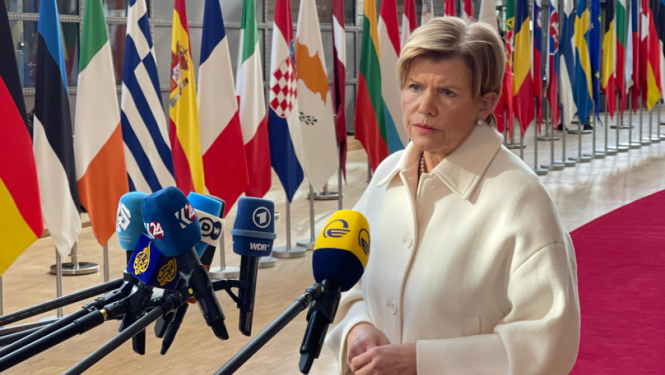 Baiba Braže uzrunā medijus pirms sanāksmes