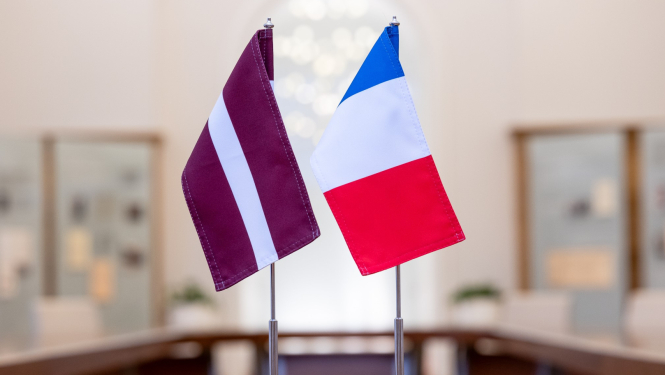 Latvijas un Francijas karogi