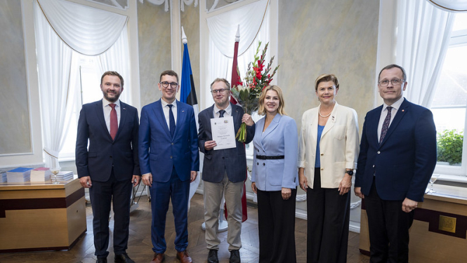 Latvijas un Igaunijas ārlietu ministri pasniedz Valodu balvu