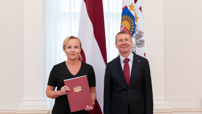Nākamā Latvijas vēstniece Beļģijā Aiga Liepiņa saņem akreditācijas vēstuli