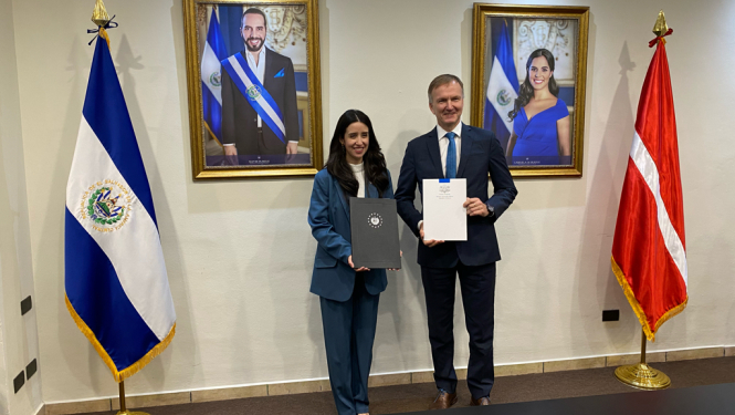 Adriana María Mira de Pereira un Andrejs Pildegovičs