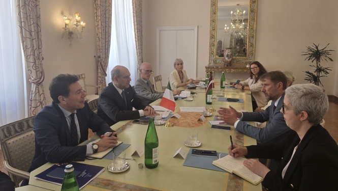 Sanāksmes dalībnieki pie apspriežu galda