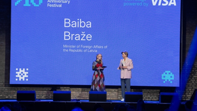Ārlietu ministre Baiba Braže un biedrības “Riga TechGirls” valdes priekšsēdētāja Anna Andersone uz skatuves