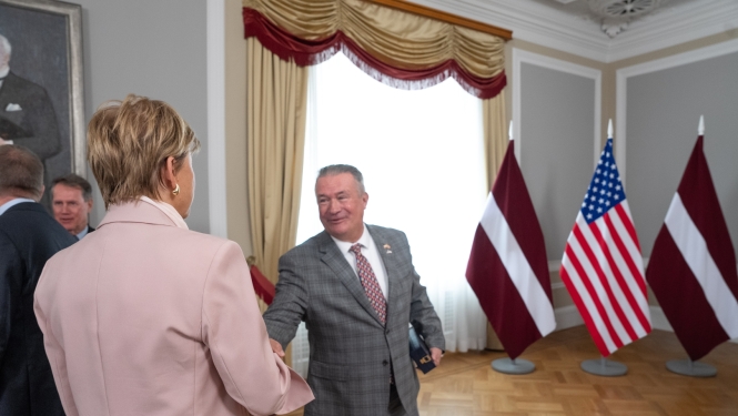 Ārlietu ministre Baiba Braže sveic ASV Kongresa Pārstāvju palātas kongresmeni Donu Beikonu