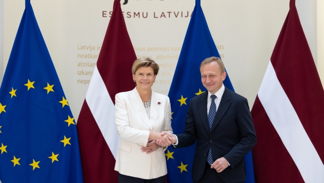 Ārlietu ministre Baiba Braže un Eiropas Savienības komisārs budžeta, krāpšanas apkarošanas un publiskās pārvaldes jautājumos Pjotrs Serafins