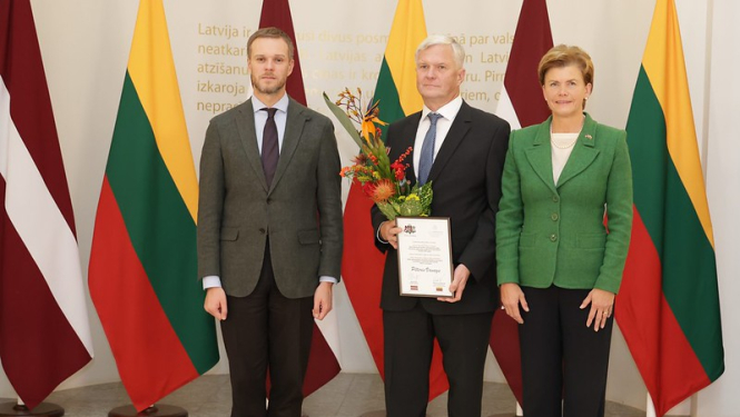 Latvijas un Lietuvas ārlietu ministri kopā ar balvas ieguvēju
