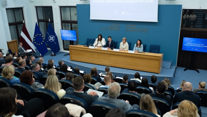 Ārlietu ministre Baiba Braže uzrunā mācību dalībniekus