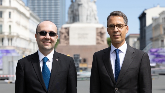 Ārlietu ministrijas valsts sekretāra vietnieks – politiskais direktors Ivars Lasis un Azerbaidžānas Republikas ārlietu ministra vietnieks Farizs Rzajevs stāv pie Brīvības pieminekļa