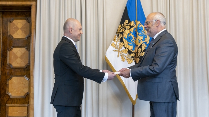 Vēstnieks Juris Pēkalis sniedz akreditācijas vēstuli Igaunijas prezidentam Alaram Karisam