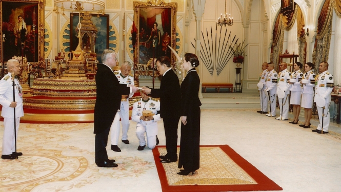 Vēstnieks Kārlis Eihenbaums svinīgā ceremonijā iesniedz akreditācijas vēstuli Viņa Majestātei Taizemes karalim Maham Vačirālongkornam