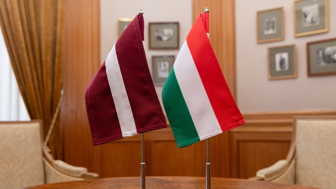 Latvijas un Ungārijas karogi