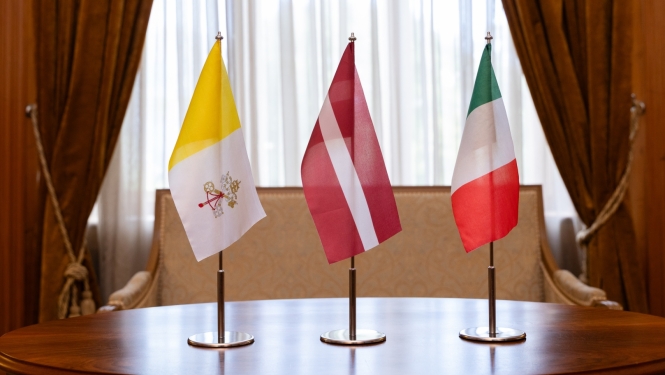 Vatikāna, Latvijas, Itālijas karogi