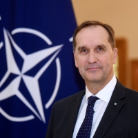 Māris Riekstiņš pie NATO karoga