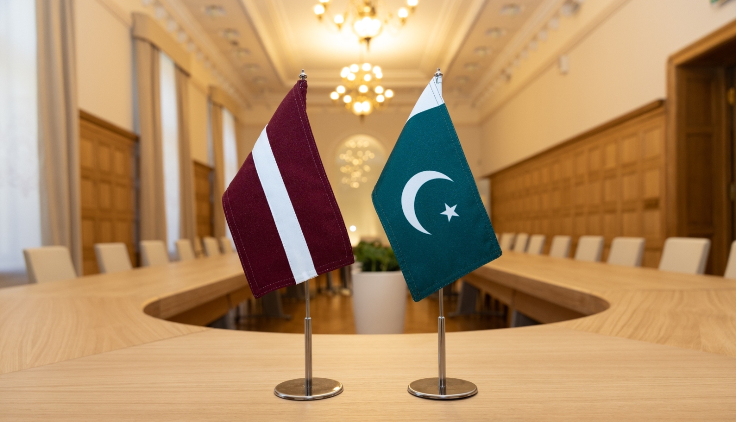  Latvijas un Pakistānas karogi