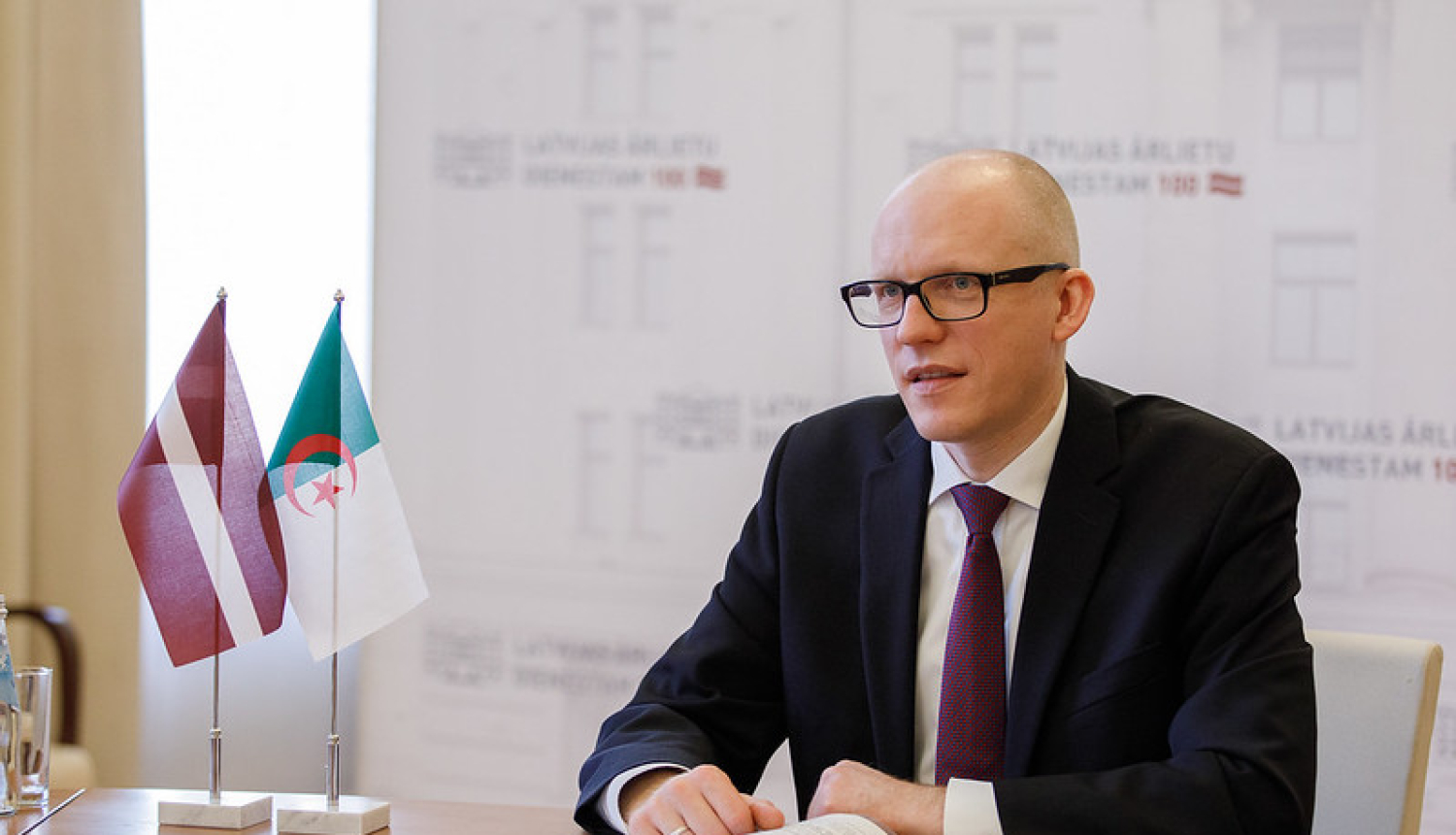 Valsts sekretārs Andris Pelšs ar jauno Alžīrijas vēstnieku Latvijā pārrunā divpusējo sadarbību