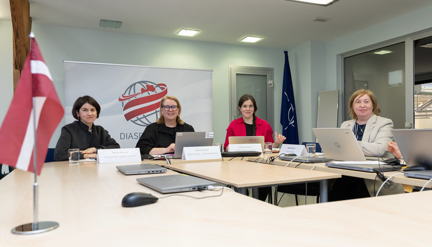 Sanāksmes dalībnieki pie apspriežu galda