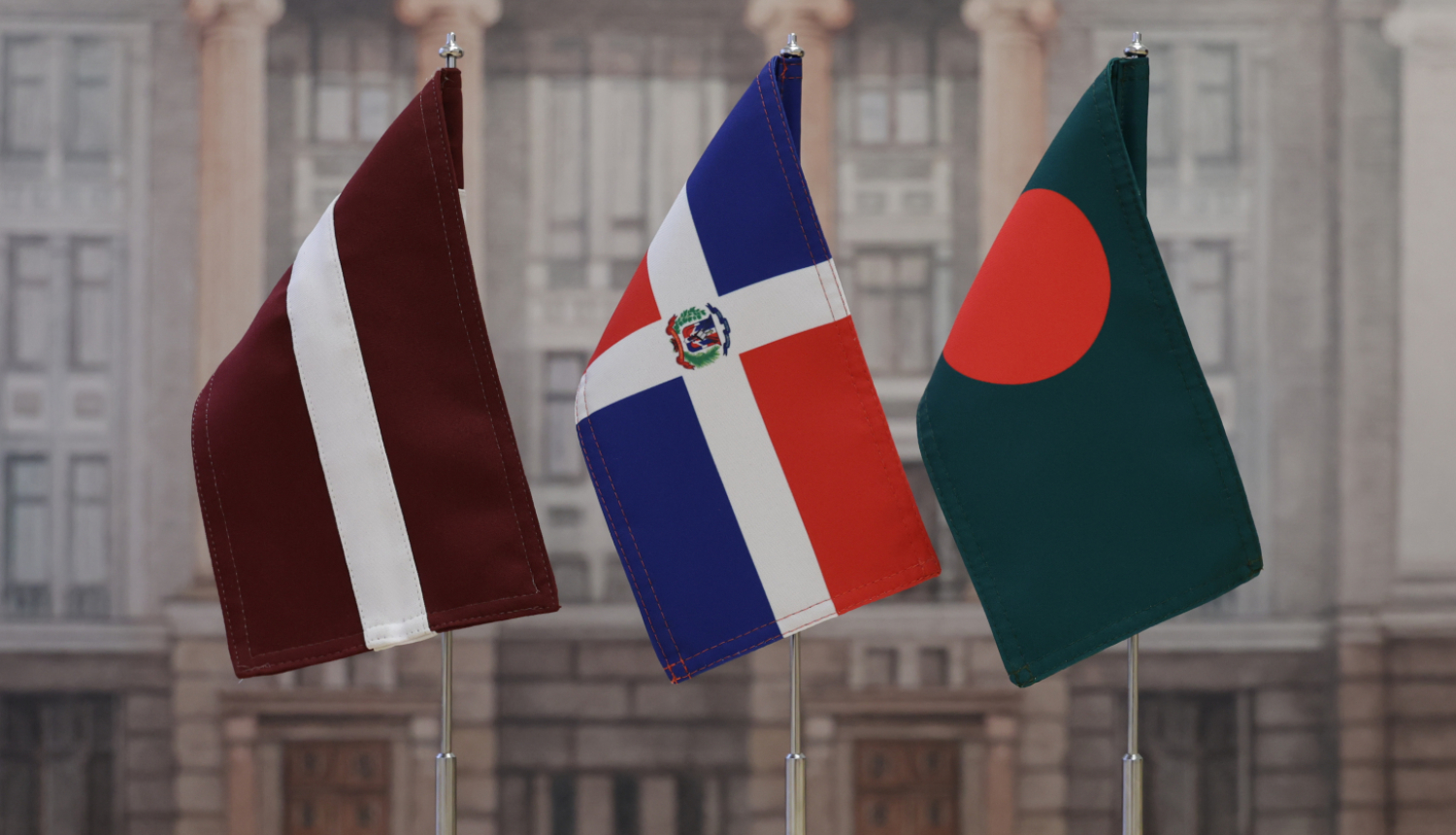 Latvijas, Dominikānas un Bangladešas karogi