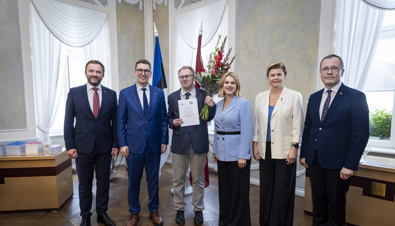 Latvijas un Igaunijas ārlietu ministri pasniedz Valodu balvu