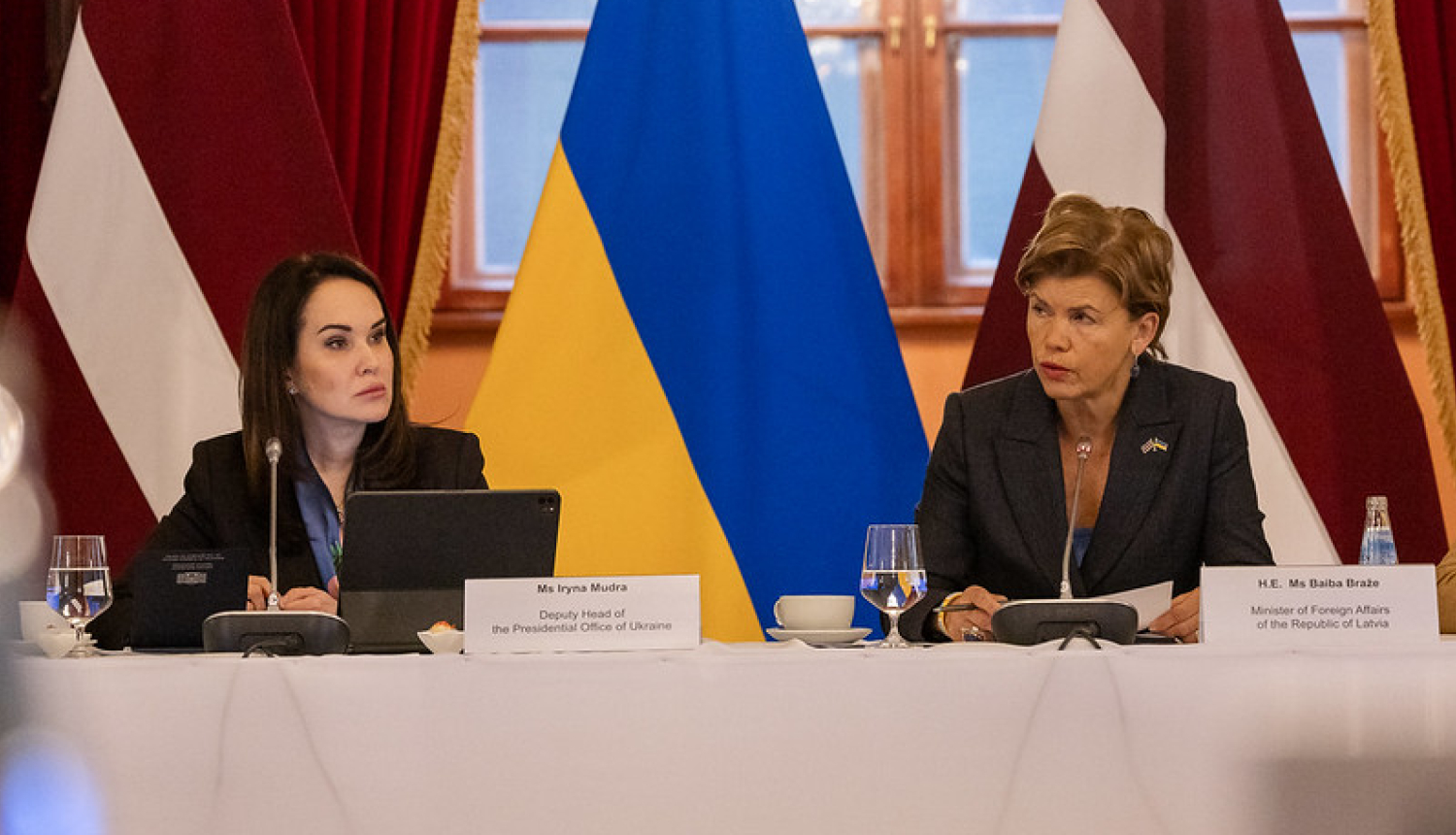 Baiba Braže un Iryna Mudra sniedz interviju TV žurnālistiem