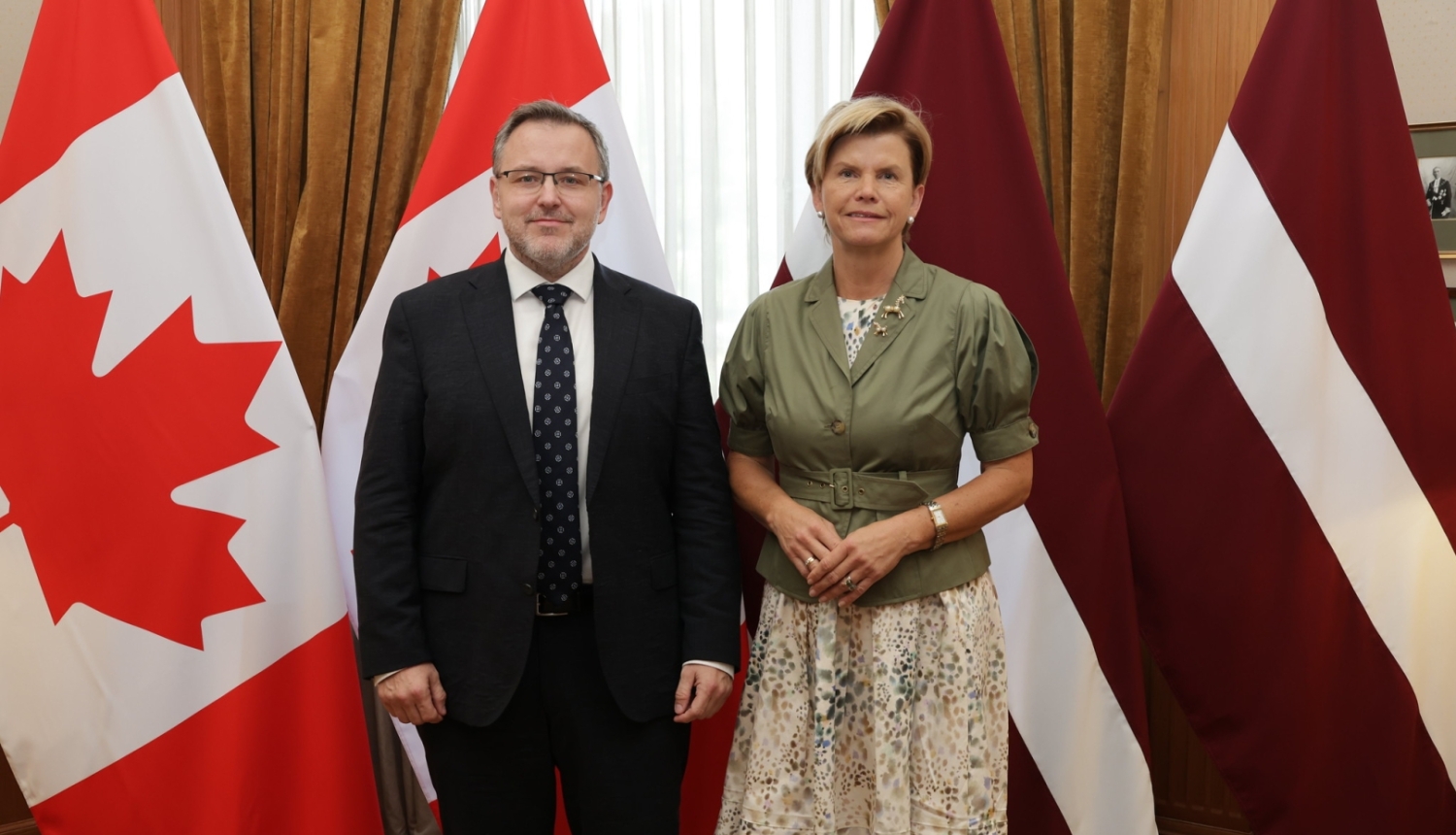 Ārlietu ministre Baiba Braže un Kanādas vēstnieks Latvijā Braiens Svorks