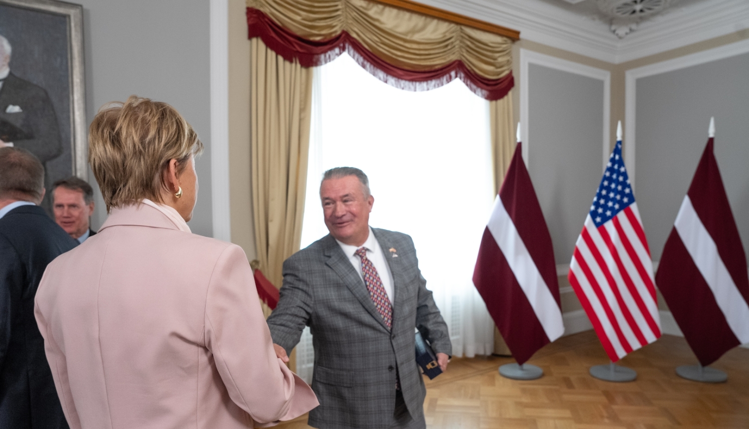Ārlietu ministre Baiba Braže sveic ASV Kongresa Pārstāvju palātas kongresmeni Donu Beikonu