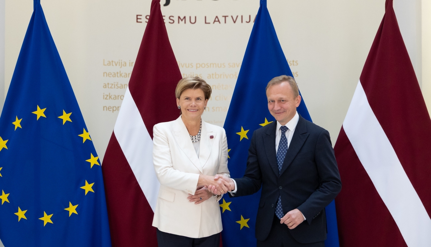 Ārlietu ministre Baiba Braže un Eiropas Savienības komisārs budžeta, krāpšanas apkarošanas un publiskās pārvaldes jautājumos Pjotrs Serafins