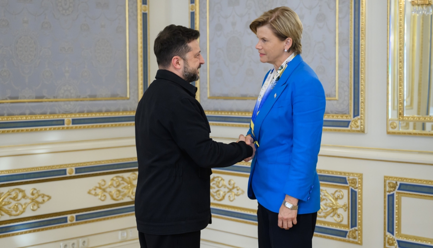 Ārlietu ministre Baiba Braže un Ukrainas prezidentu Volodimiru Zelenskis sarokojas