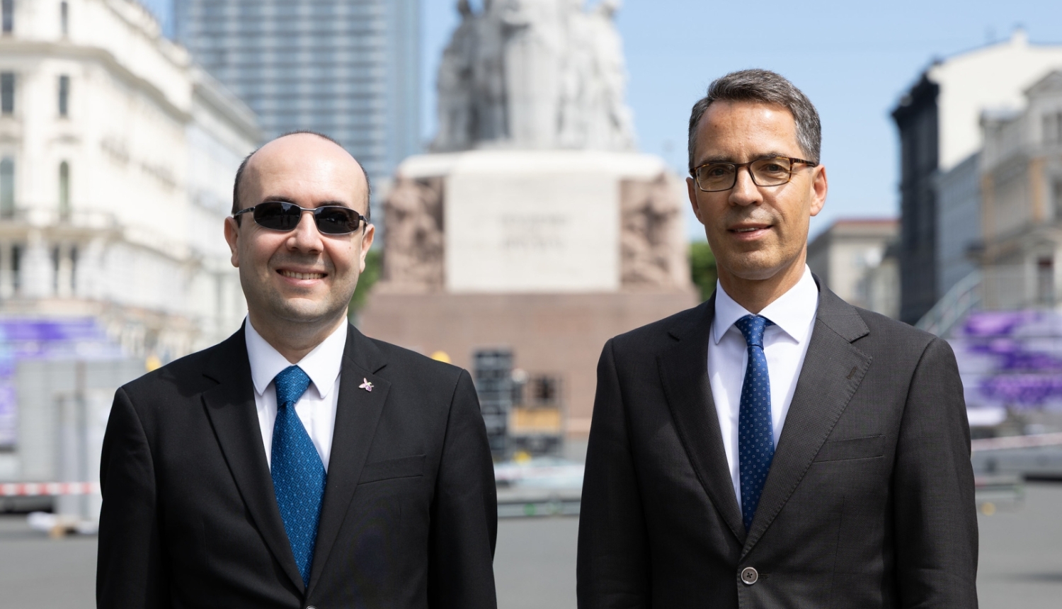 Ārlietu ministrijas valsts sekretāra vietnieks – politiskais direktors Ivars Lasis un Azerbaidžānas Republikas ārlietu ministra vietnieks Farizs Rzajevs stāv pie Brīvības pieminekļa