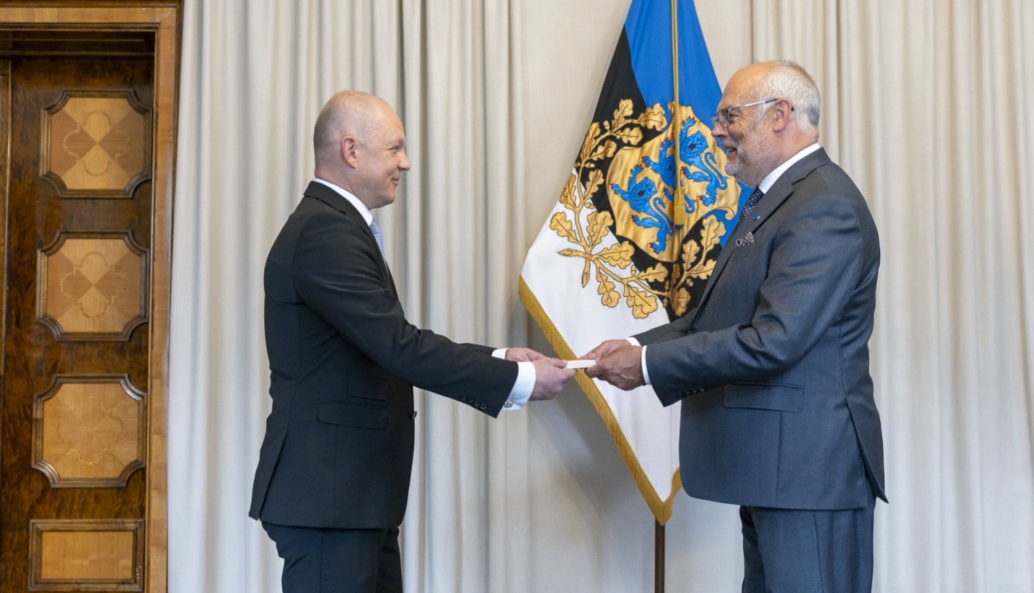 Vēstnieks Juris Pēkalis sniedz akreditācijas vēstuli Igaunijas prezidentam Alaram Karisam
