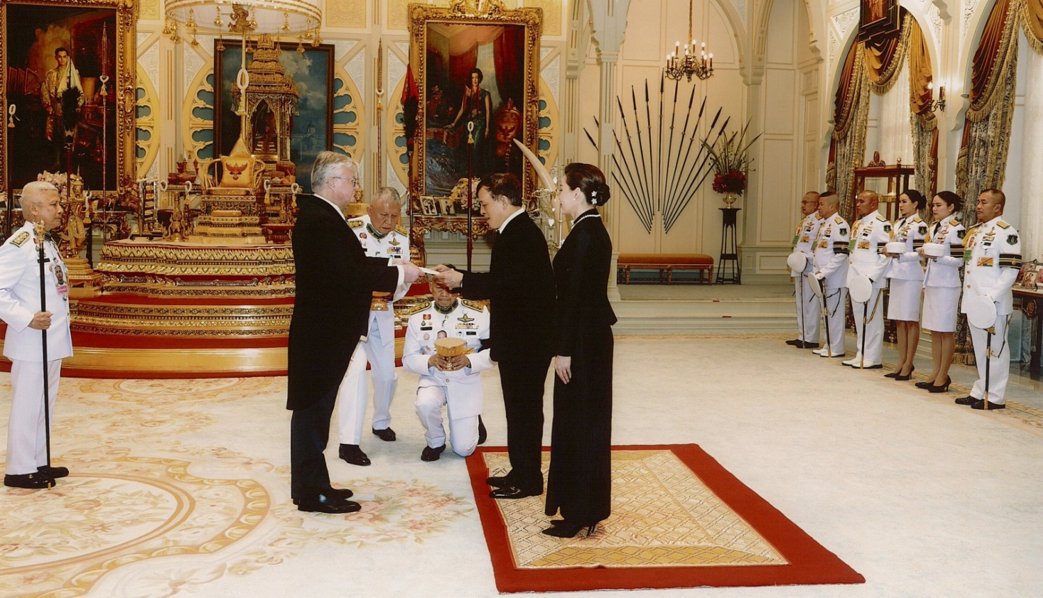 Vēstnieks Kārlis Eihenbaums svinīgā ceremonijā iesniedz akreditācijas vēstuli Viņa Majestātei Taizemes karalim Maham Vačirālongkornam