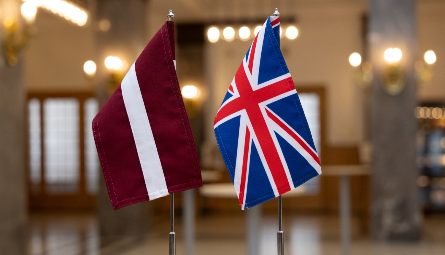 Latvijas un Apvienotās Karalistes karogi