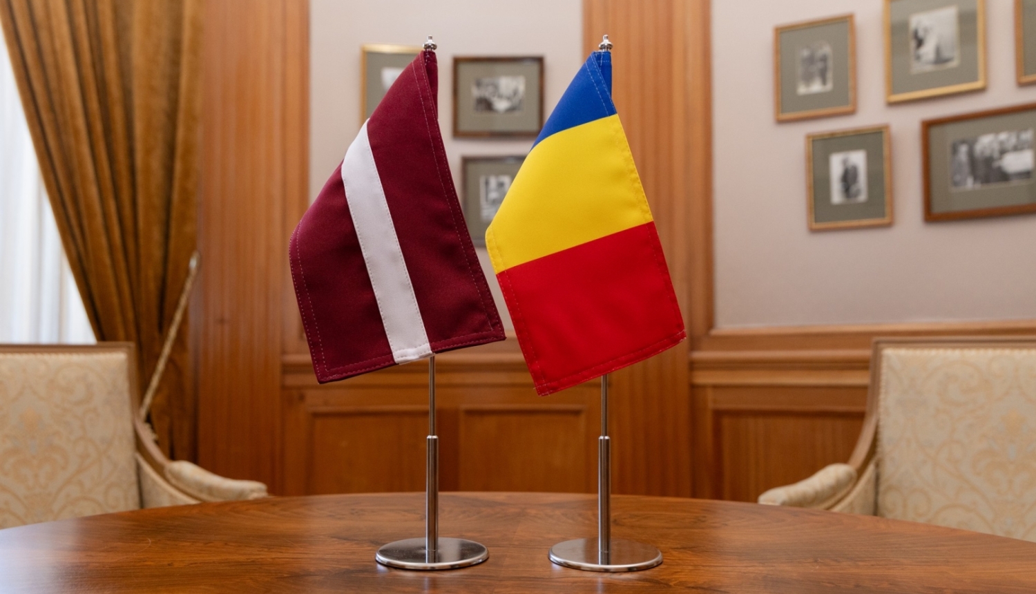 Latvijas un Rumānijas karogi