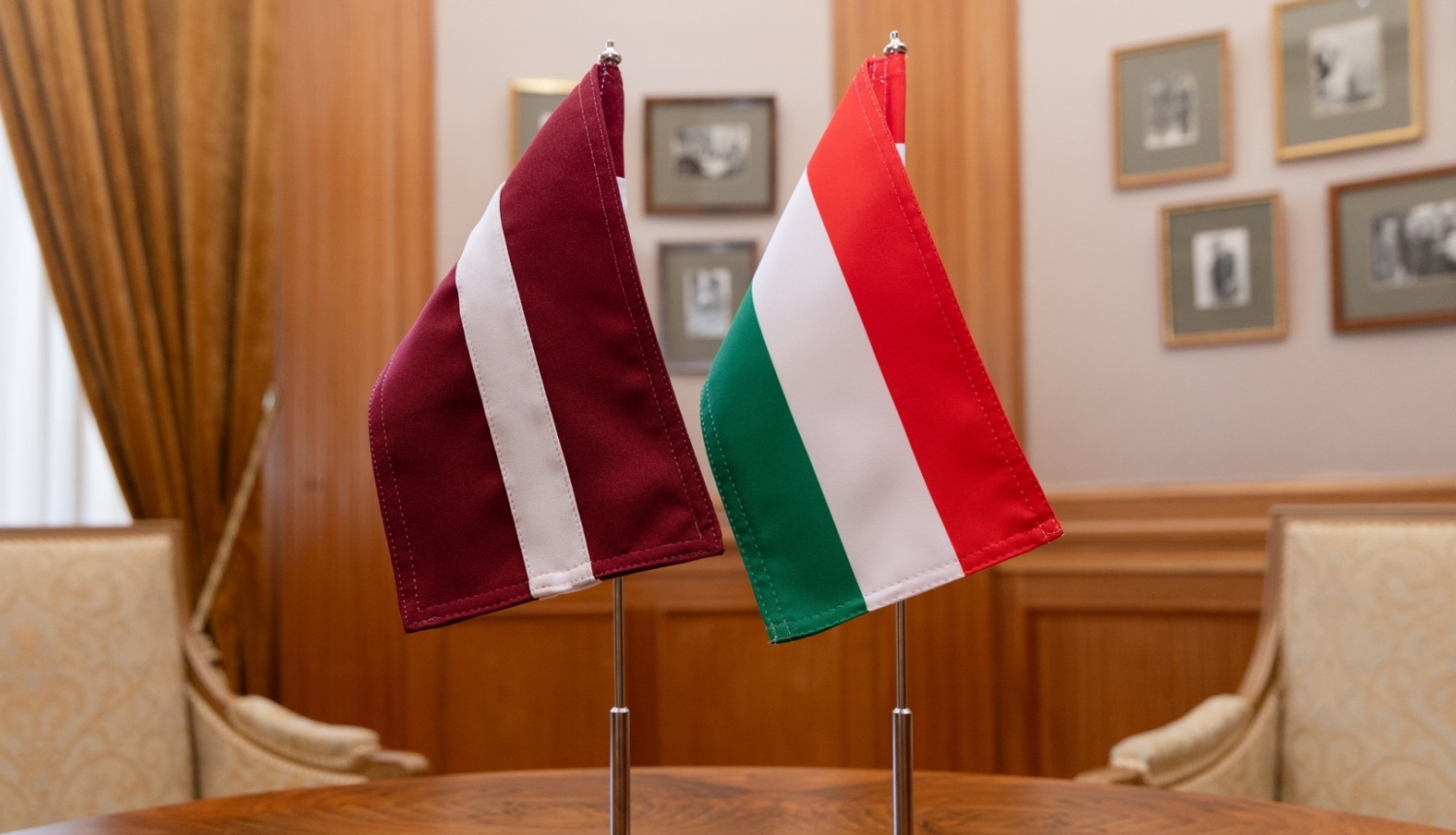 Latvijas un Ungārijas karogi