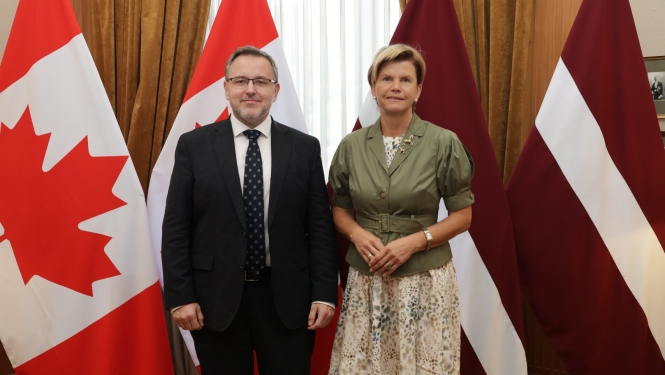 Ārlietu ministre Baiba Braže un Kanādas vēstnieks Latvijā Braiens Svorks