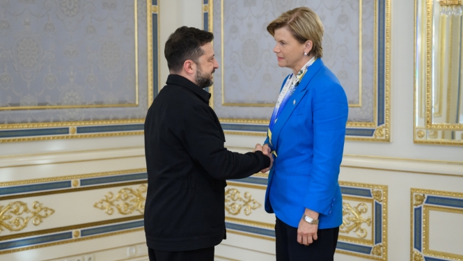 Ārlietu ministre Baiba Braže un Ukrainas prezidentu Volodimiru Zelenskis sarokojas