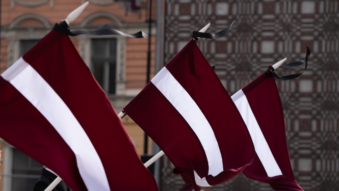 Karogi ar sēru lenti pie Vētures taktīlas