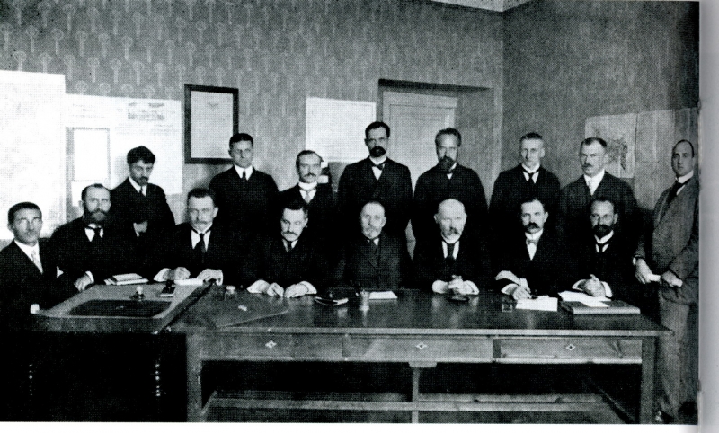 Latviešu bēgļu apgādāšanas centrālkomiteja. Kārlis Zariņš - pie galda pirmais no kreisās. Petrograda, 1915 – 1918