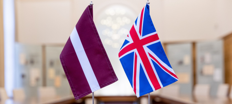 Latvijas un Apvienotās Karalistes karogi, foto: Laura Celmiņa, Ārlietu ministrija