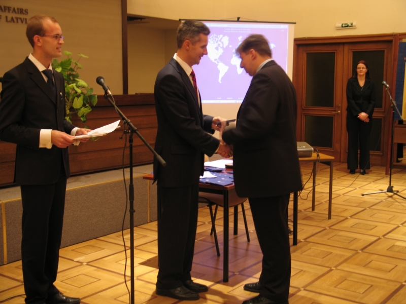 Ārlietu ministrs Artis Pabriks uzrunā klātesošos e-izstādes "Latvijas valstiskuma sardzē.