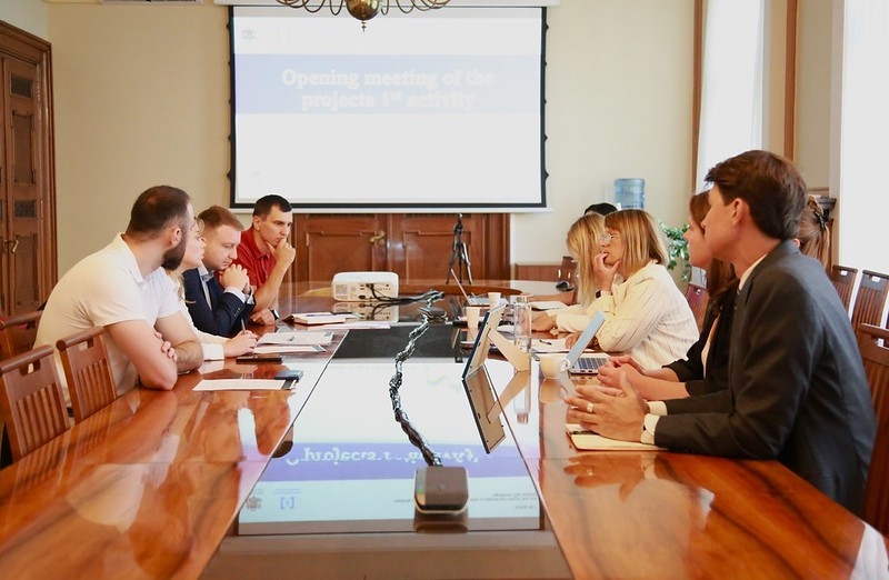 Finanšu ministrija sniedz atbalstu Ukrainas Ekonomiskās drošības birojam