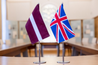 Latvijas un Apvienotās Karalistes karogi