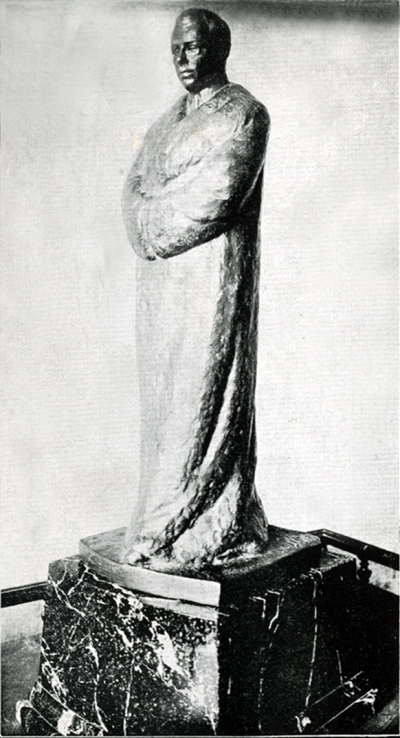 Z. A. Meierovica bronzas statuja, nedaudz augstāka par pusmetru, uz granīta postamenta.