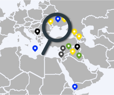 Kartē atzīmētas vietas, kurās atrodas misijas, kurās piedalās Latvija. Palielināmais stikls aicina klikšķināt, lai atvērtu interaktīvo karti.