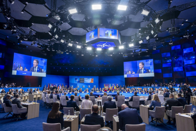 Sanāksmes dalībnieki pie apspriežu galda